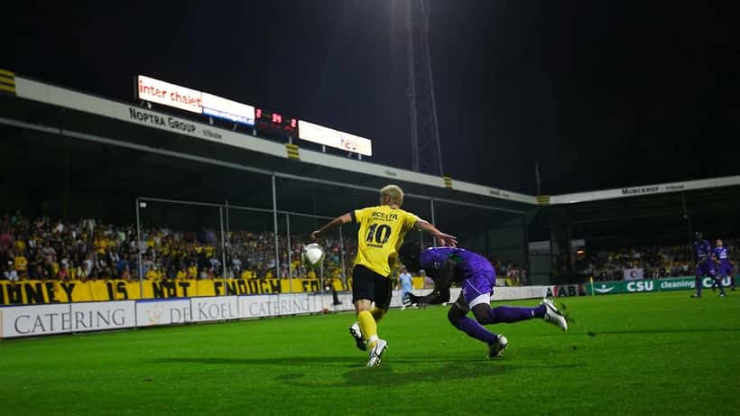 Eredivisie-stadion vol Nederlandse voetbalfans tijdens een wedstrijd in het seizoen 2026-27