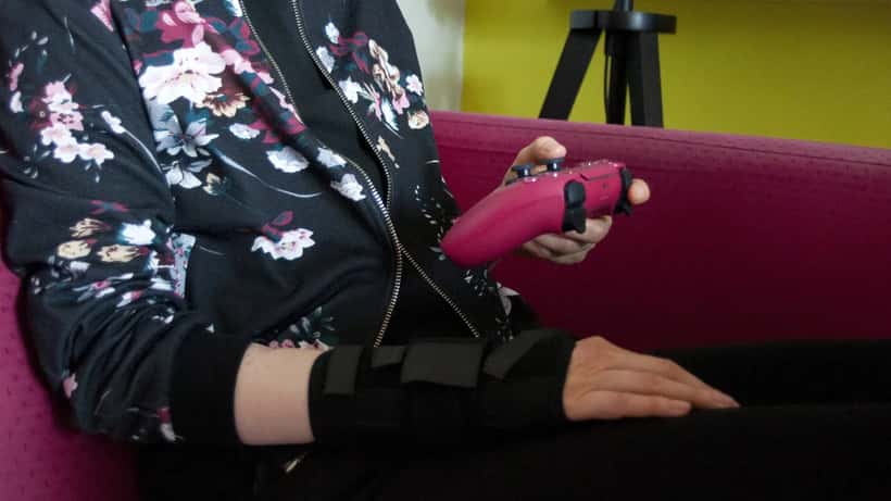 Person spiller PS5 med DualSense-kontroller