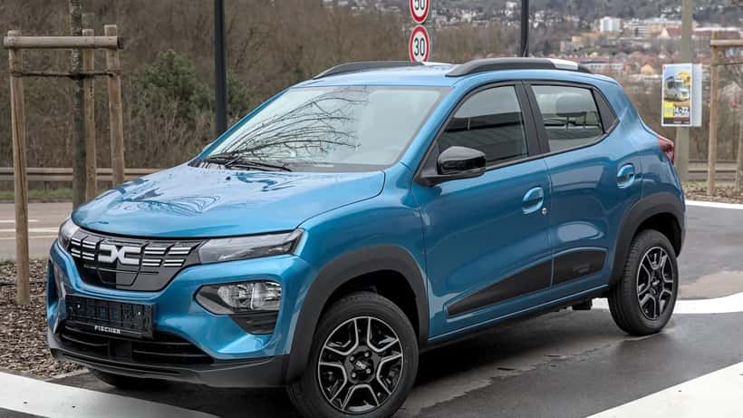 Dacia Spring 2023 elettrica parcheggiata, vista laterale del modello compatto Renault