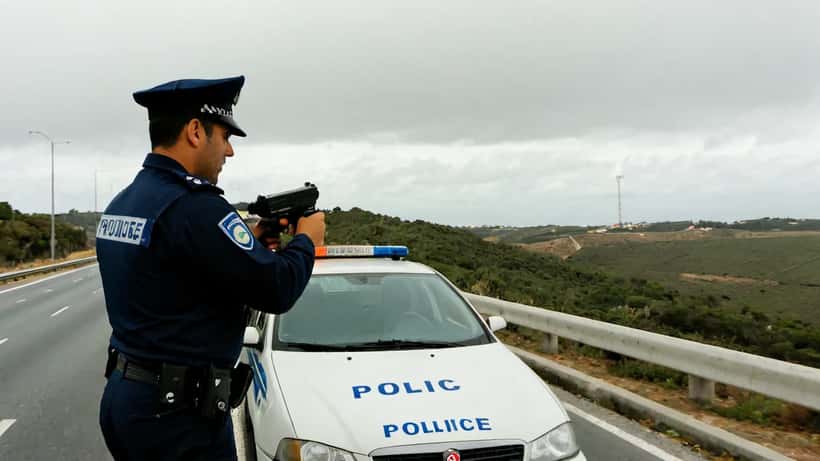 Agente de trânsito português a realizar operação de controlo de velocidade numa estrada nacional