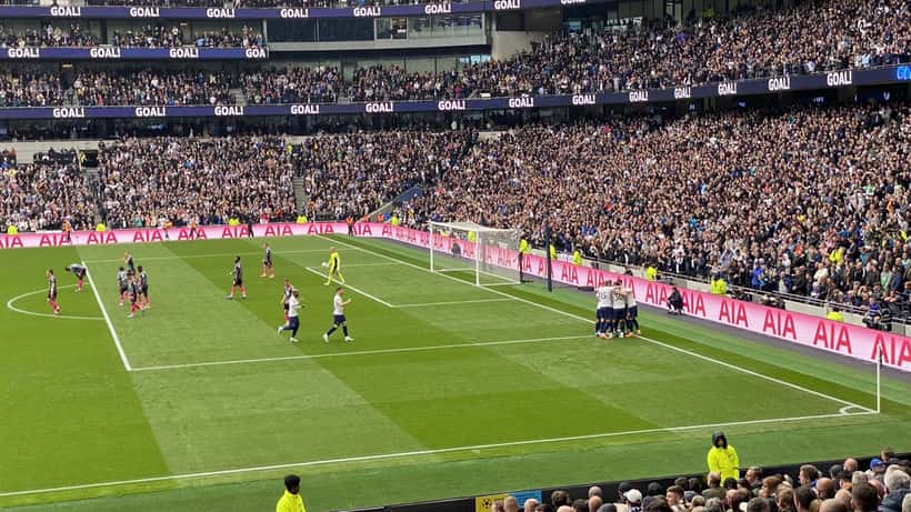 Match de Premier League au Tottenham Hotspur Stadium, tribunes pleines