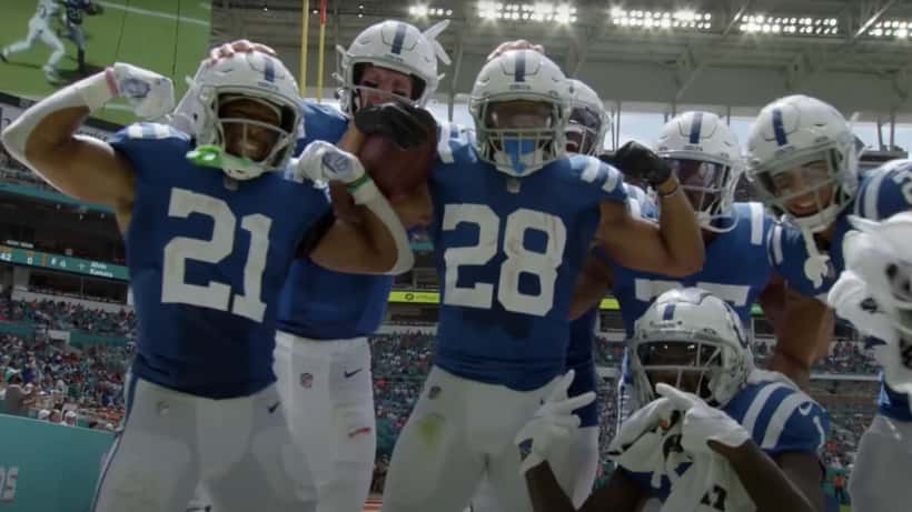 Receptor de los Indianapolis Colts celebrando un touchdown en partido de NFL