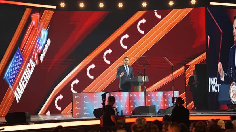 JD Vance taler ved AmericaFest 2025 om handelspolitik og internationale relationer