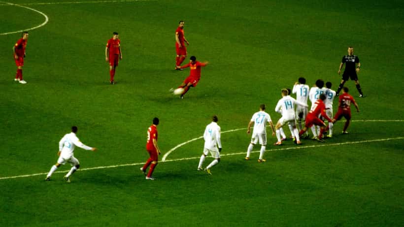 Luis Suárez taking a free kick during a football match against Zenit