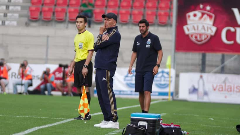 Paulo Fonseca com Elie Baup durante jogo da Valais Cup 2013 entre Olympique de Marseille e FC Porto