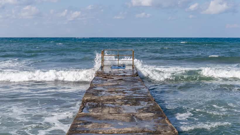 Pier in Paphos, Cyprus met mediterraan uitzicht op zee