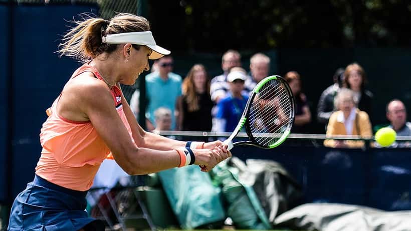 Paula Badosa in azione durante un match di tennis WTA