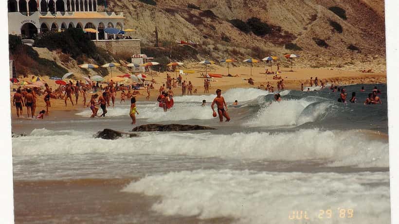 Praia de Sagres em Portugal no verão com oceano Atlântico e calor extremo