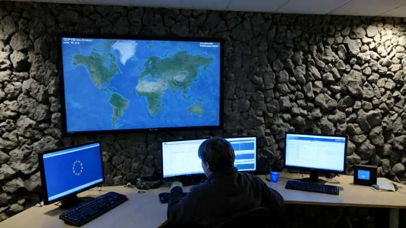 IT sérfræðingur í Reykjavík skoðar gervihnattanet ESB á skjá