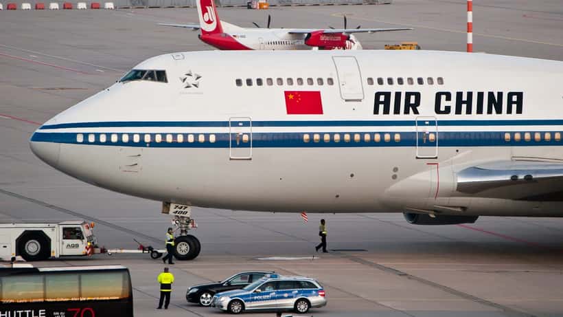 Air China Boeing 747 flugvél á flugvelli, táknmynd fyrir væntanlegar beinflugur milli Kína og Íslands