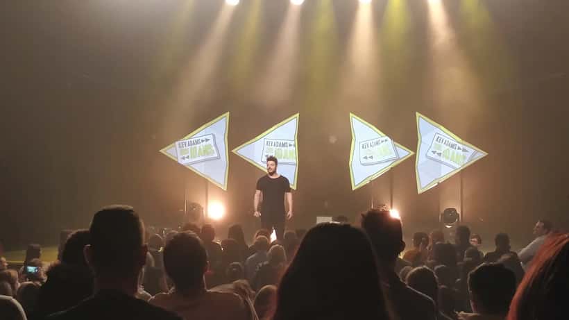 Kev Adams sur scène lors d'un de ses spectacles humoristiques
