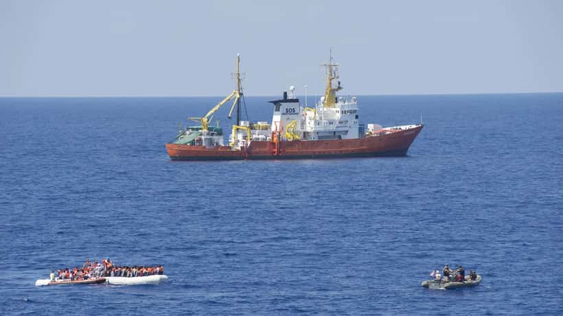 Militares da Marinha dos EUA a resgatar migrantes no Mediterrâneo durante operação de busca e salvamento