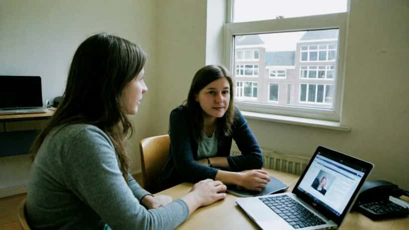 Nederlandse psycholoog in gesprek met een tiener op een therapiezitting in Amsterdam