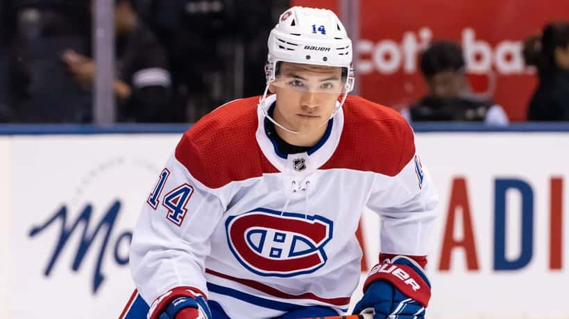 Nick Suzuki capitán de los Montreal Canadiens en partido de hockey sobre hielo NHL