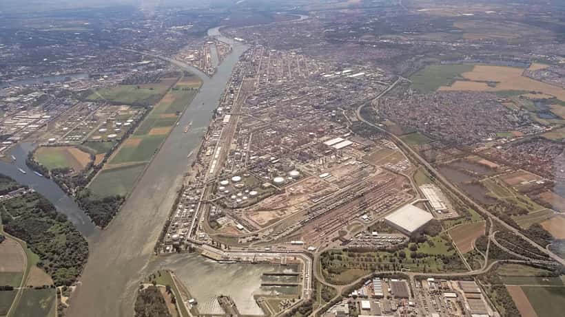 Luftbild des BASF-Werks in Ludwigshafen mit Industrieanlage und Schornsteinen