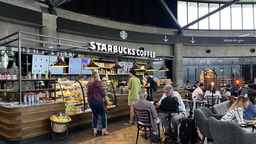 Enseigne Starbucks à l'aéroport Saint-Exupéry de Lyon en juillet 2022
