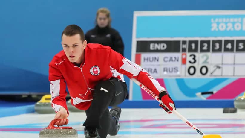 Athlètes en double mixte de curling lors d'une compétition olympique internationale