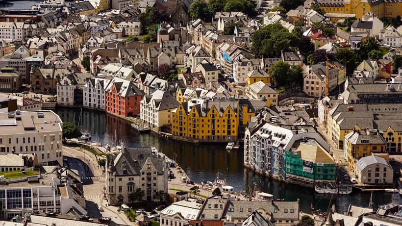 Ålesund sentrum med Jugendstil-arkitektur sett fra havna