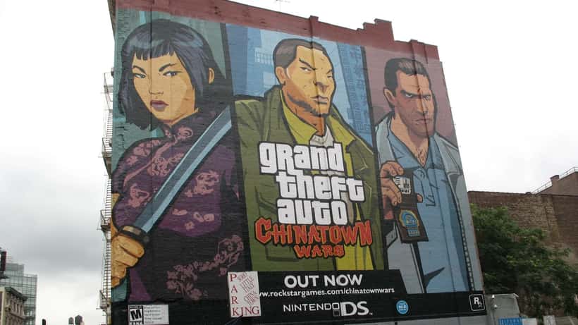 Affiche de Grand Theft Auto dans une rue de New York, symbole de l'industrie du jeu vidéo et des enjeux juridiques liés aux fuites