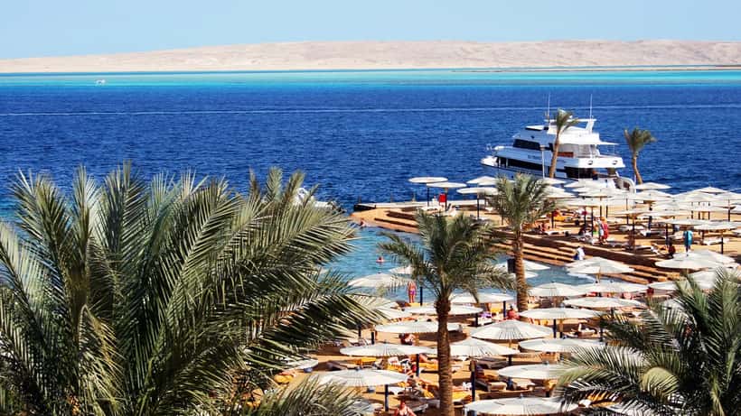 Hotelstrand mit kleiner Marina in Hurghada, Ägypten am Roten Meer
