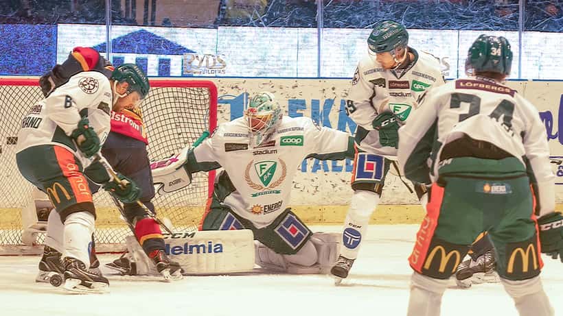Ishockeyspelare i match på Färjestad BK-isen under SHL