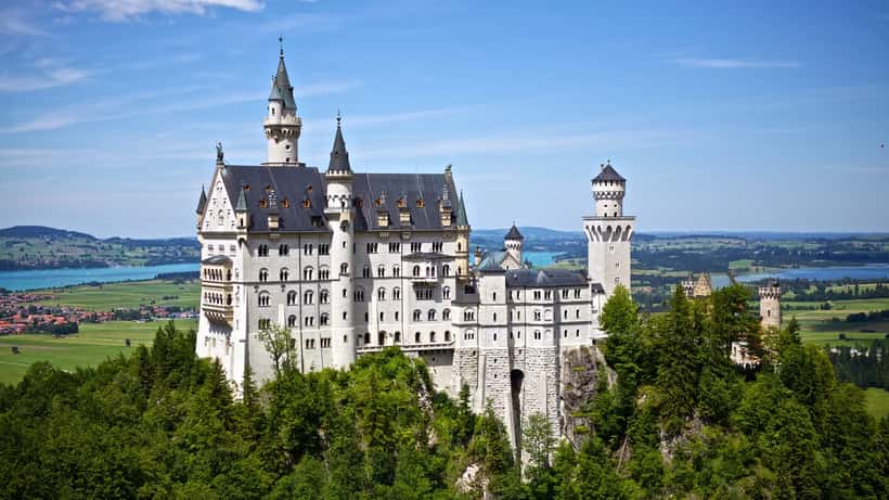 Schloss Neuschwanstein in Bayern – Symbol für Reisen und Arbeit als Selbstständiger