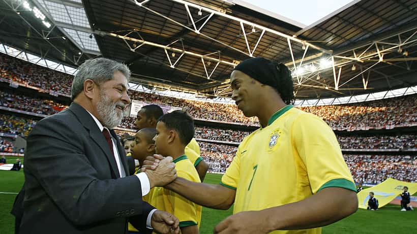 Ronaldinho saluda al expresidente Lula en un acto oficial de Brasil