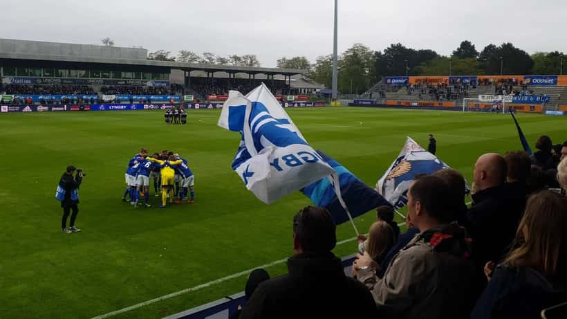 Dansk Superliga fodboldkamp mellem to hold på banen