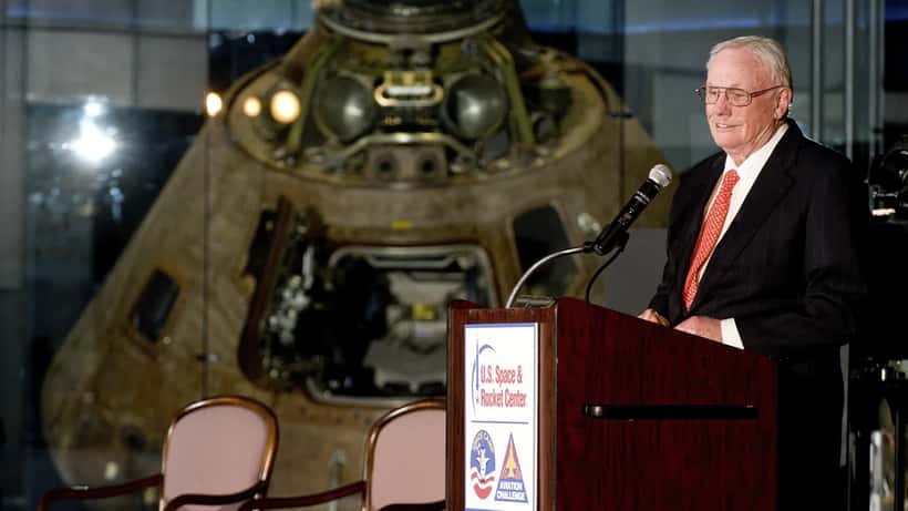 Neil Armstrong hält eine Rede bei einer NASA-Veranstaltung