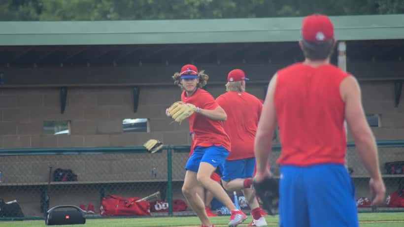Alec Bohm, tercera base de los Philadelphia Phillies, en el campo de béisbol