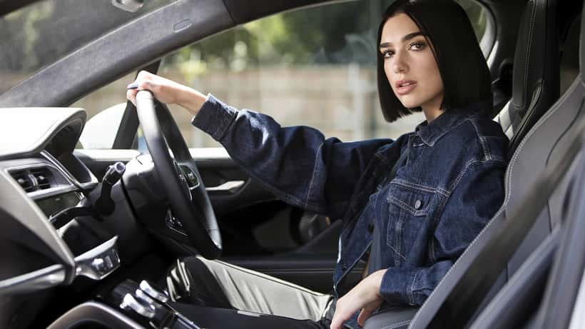 Dua Lipa ved musikarrangement — stjerne og musikrettigheder