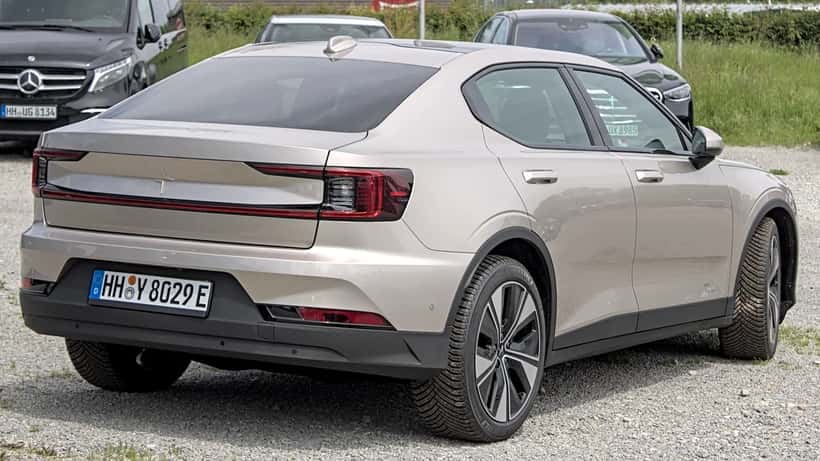 Polestar 2 elbil facelift parkert utendørs, hvit bakgrunn
