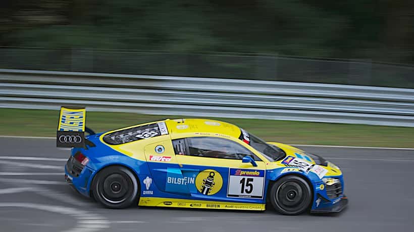 Kilpa-auto endurance-ajossa Nürburgringin Nordschleife-radalla