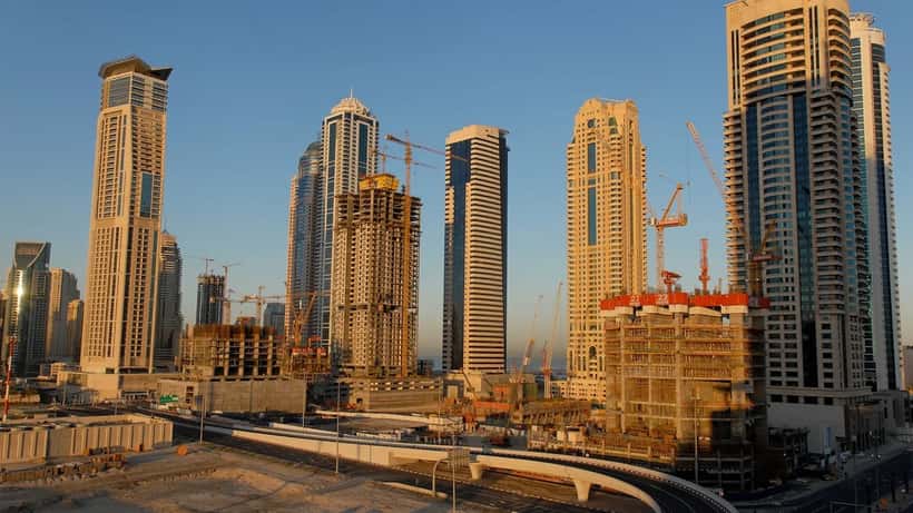 Chantier de construction en Suisse, grues et échafaudages en milieu urbain