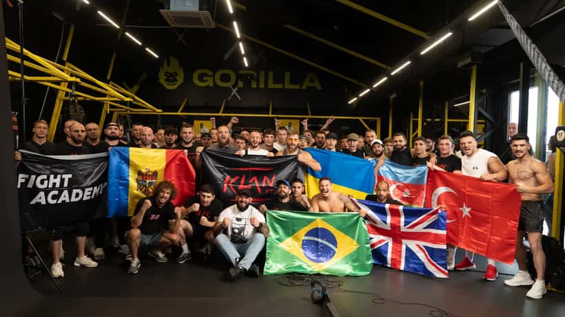 Kampsportare under en MMA-tävling, symboliskt för debatten om fighters anställningsstatus