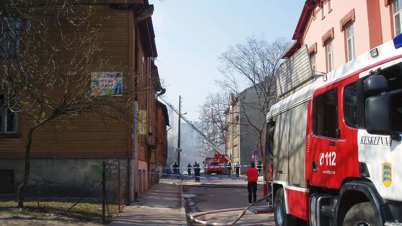 Palomiehet sammuttavat tulipaloa puutalossa