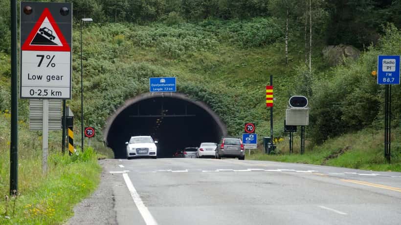 Oslofjordtunnelen innkjørsel fotografert utenfra, undersjøisk tunnel mellom Drøbak og Hurum