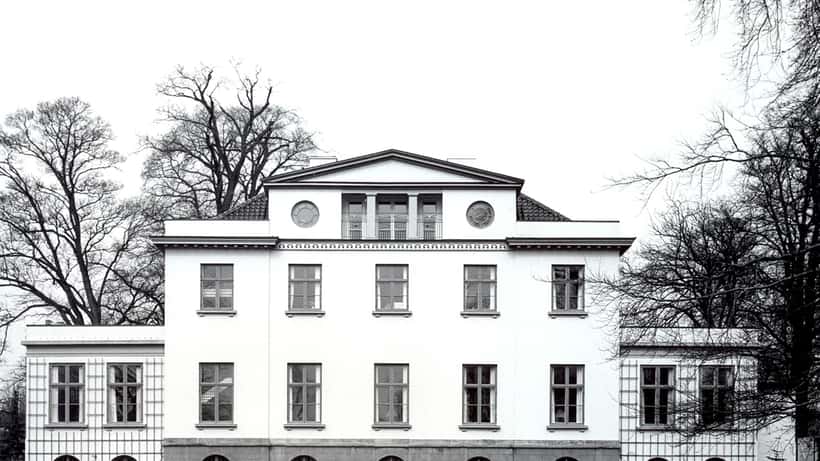 Facade af klassisk dansk villa Søholm i Hellerup, et eksempel på dansk byggeri og arkitektur