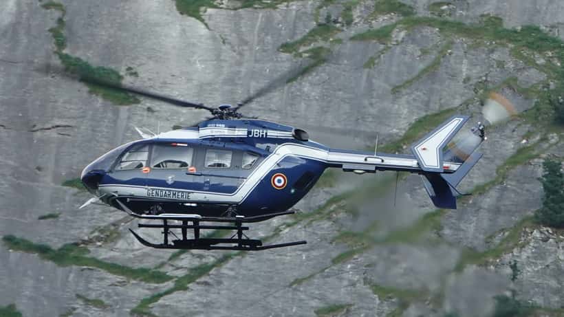 Hélicoptère de secours en vol au-dessus des Alpes françaises lors d'une mission de sauvetage