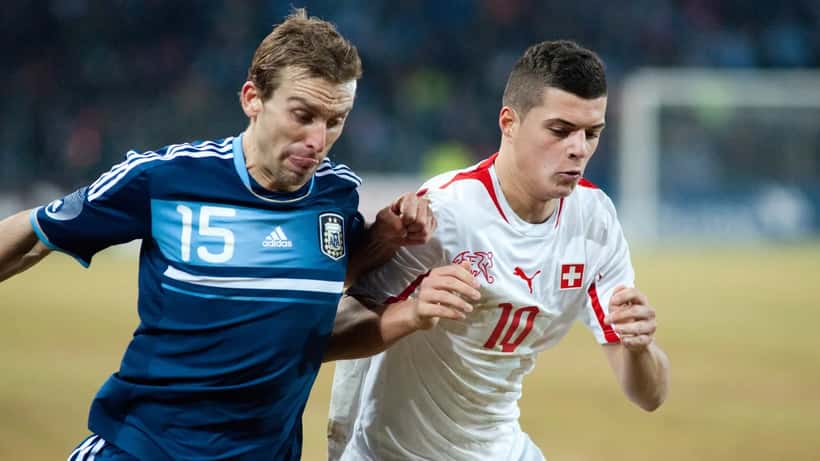 Granit Xhaka portant le maillot de l'équipe nationale suisse lors d'un match international