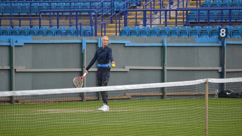 Donna Vekić beim Tennismatch, Fokus auf Beinarbeit am Court