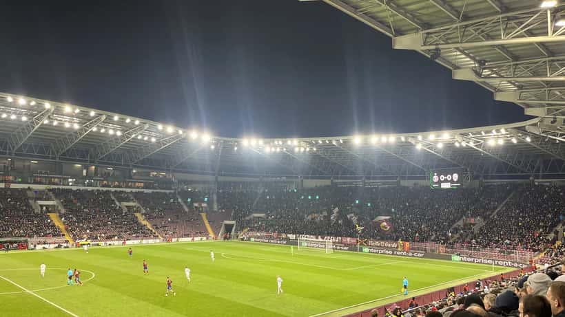 Fußballstadion während eines UEFA Conference League Spiels