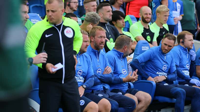 Graham Potter som tränare vid sidan av planen under en Brighton-match, fotograferad i naturligt ljus