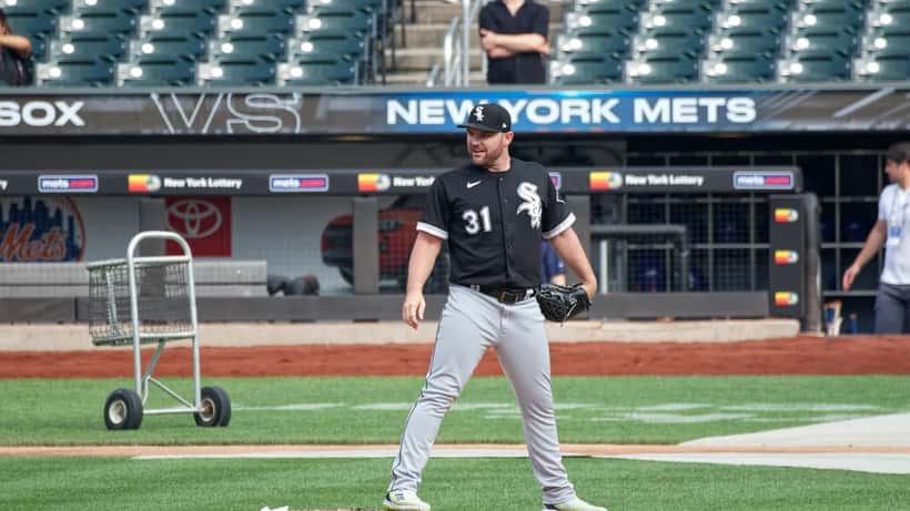 Liam Hendriks lanzando desde el montículo durante un juego simulado