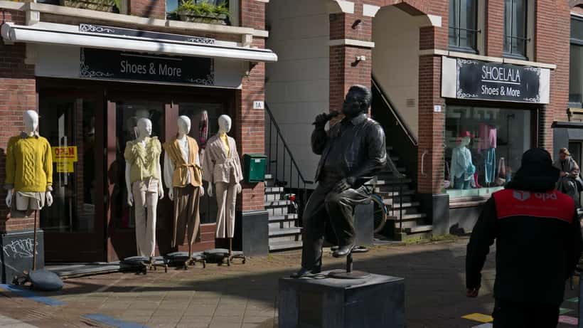 Bronzen standbeeld van André Hazes in Amsterdam — symbool voor de beroemde Nederlandse zanger en zijn familie