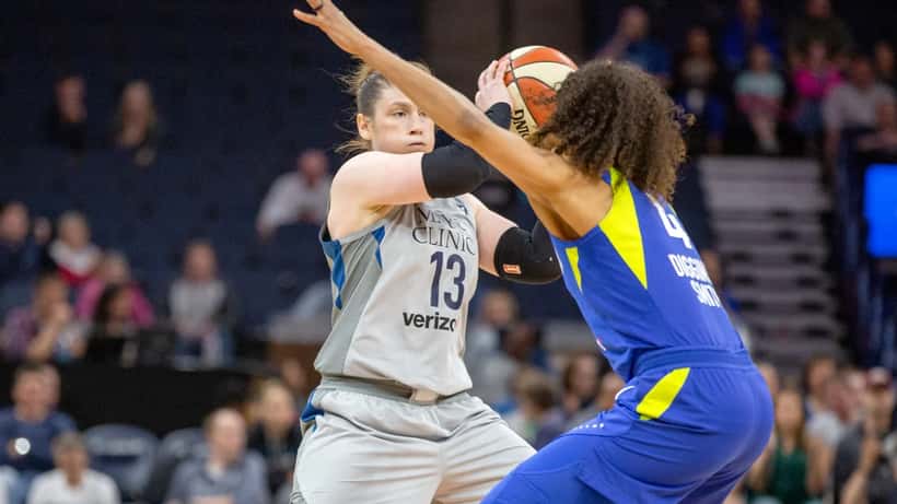 Skylar Diggins-Smith playing in a WNBA game