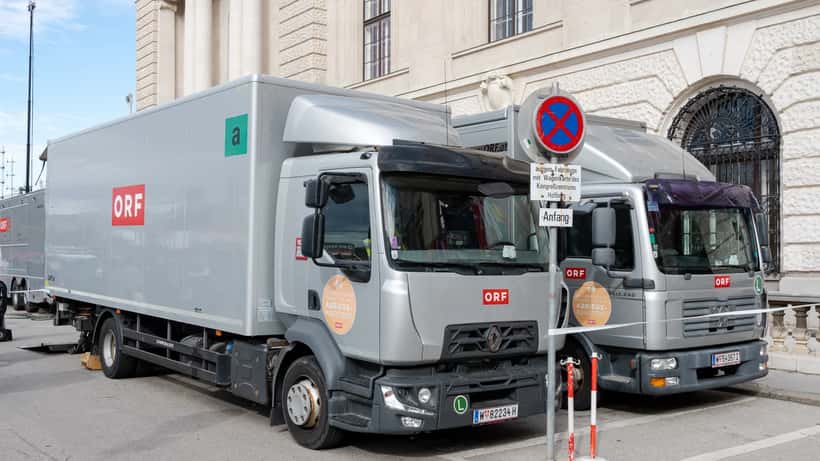 ORF Produktionswagen mit ORF-Logo bei einem Außeneinsatz in Österreich