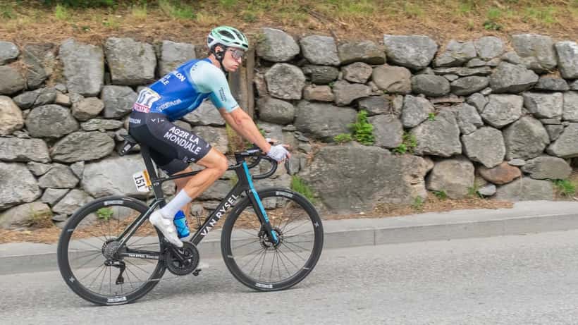 Felix Gall kører op ad bjerg under Tour de France 2025