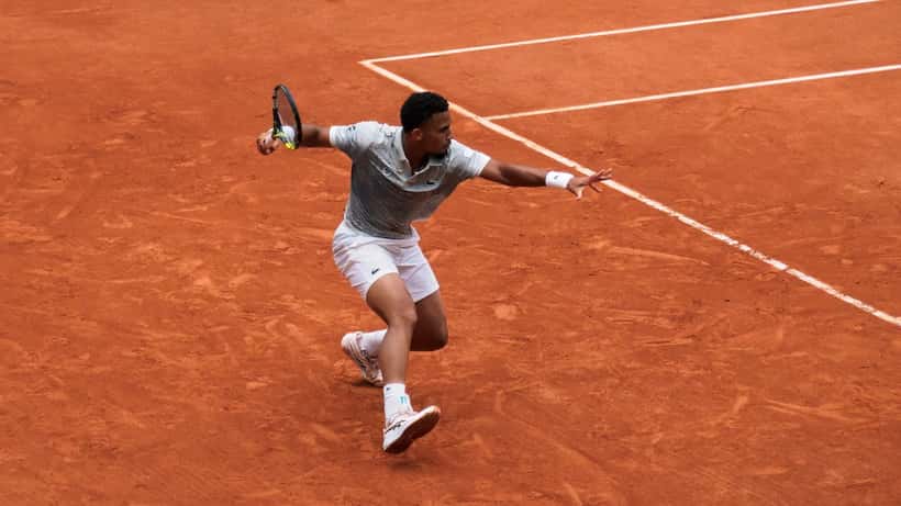 Arthur Fils en plein revers lors de Roland-Garros 2025