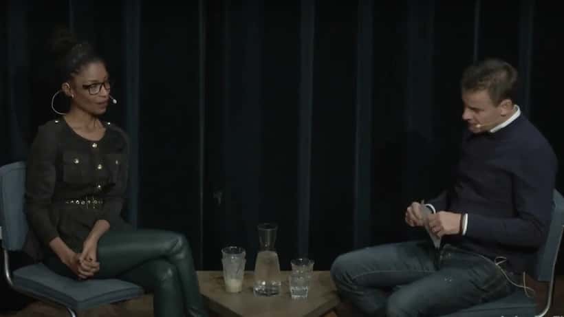 Wilfred Genee interviewt een gast in televisiestudio
